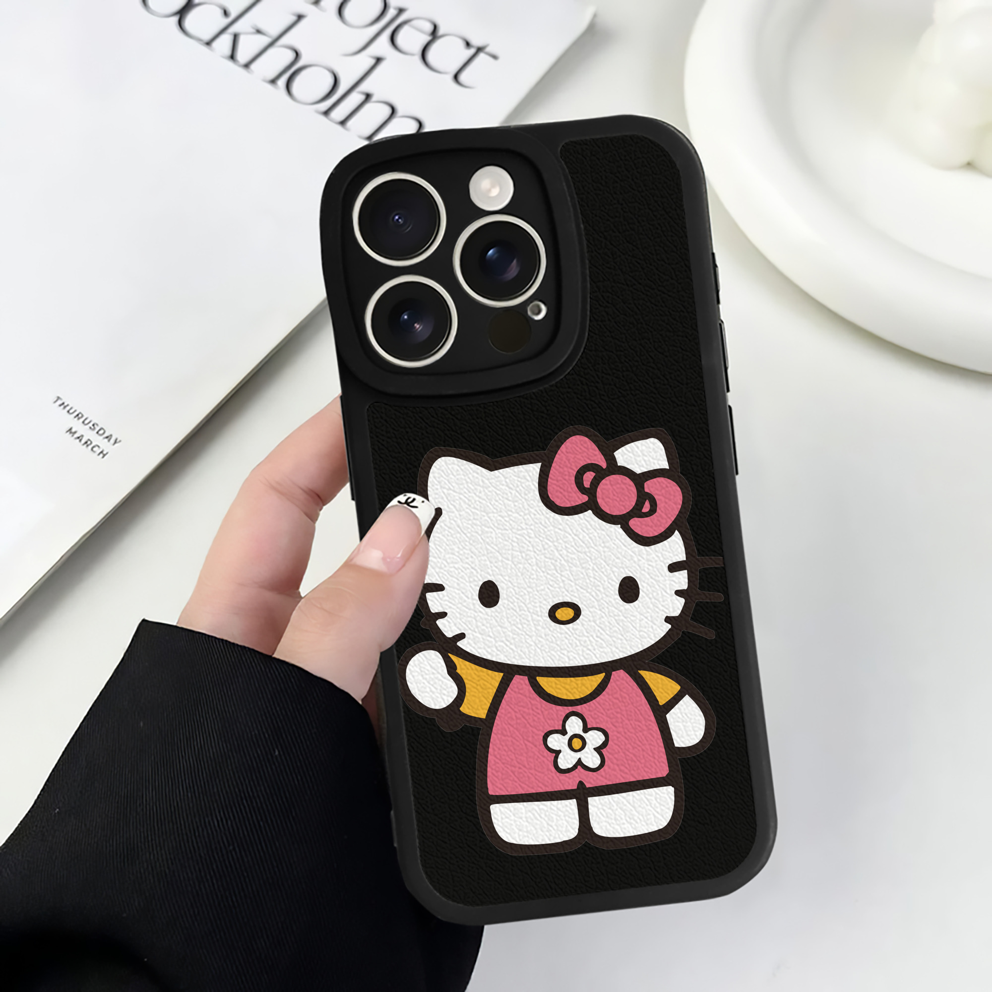 （画像用） Hello Kitty ハローキティ 【iPhone 16シリーズ対応】シリコンスマホケース（レザー調） 材質：シリコン